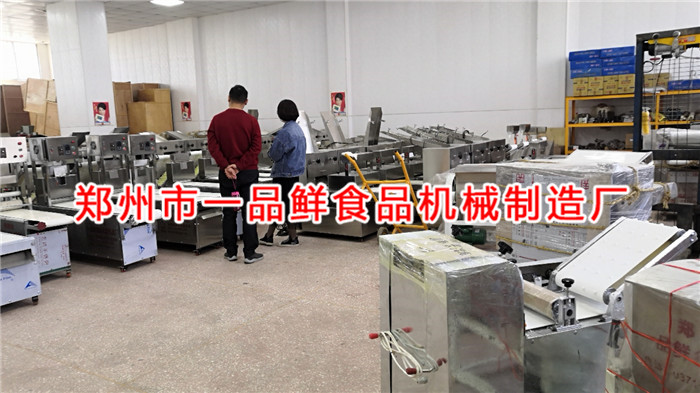 登封客戶(hù)考察5型燴面機(jī)(圖1)