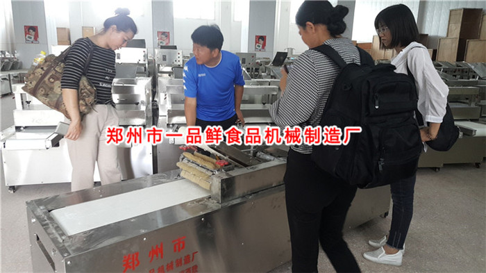 王總講解設備功能及操作要領(lǐng)