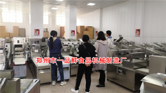 客戶(hù)考察一品鮮燴面機(jī)
