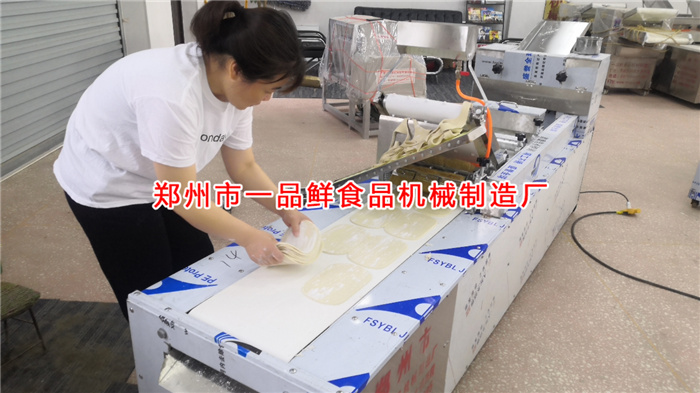 工作人員對客戶訂購設備進行調(diào)試生產(chǎn)